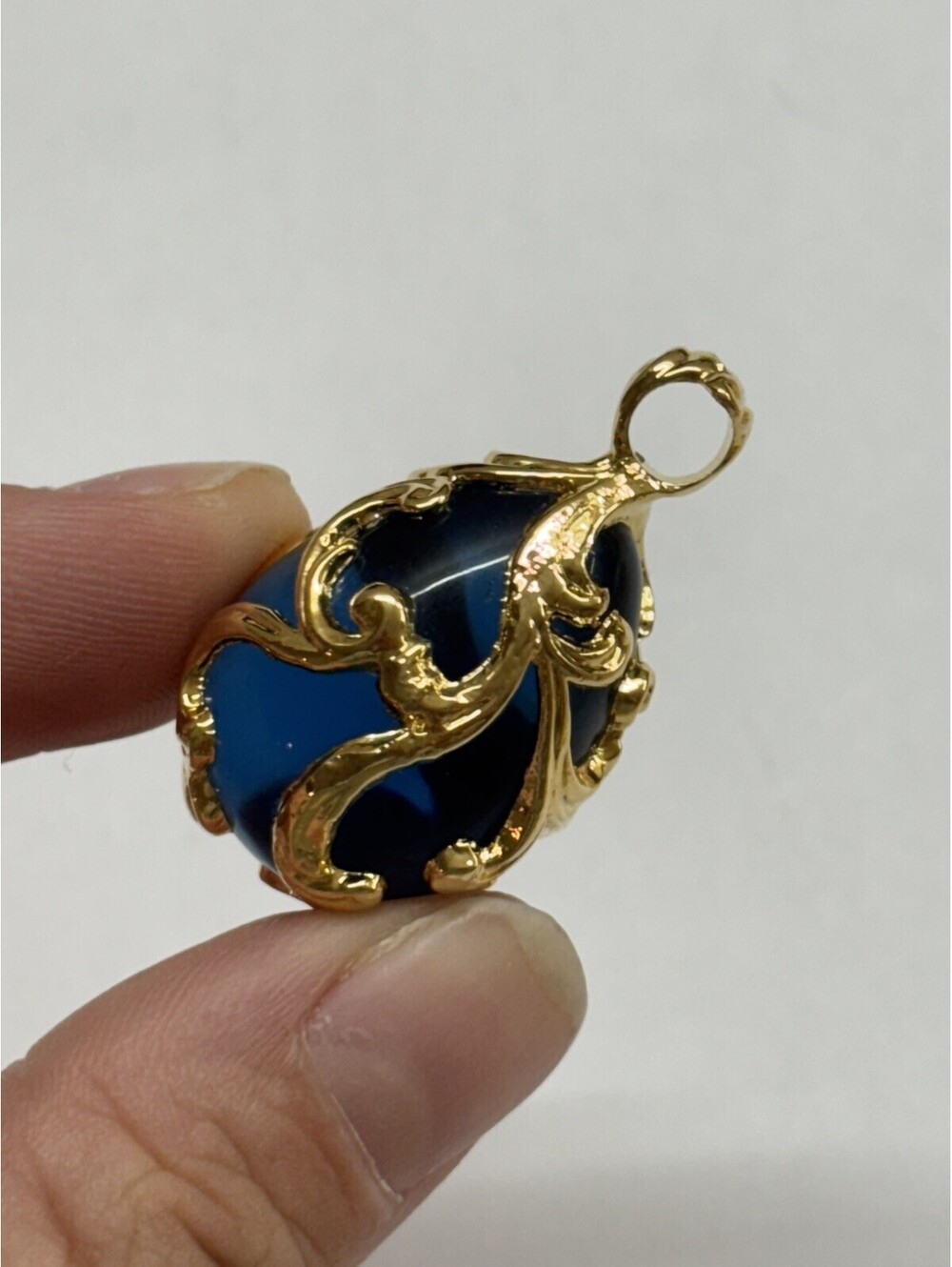 JOAN RIVERS COBALT BLUE EGG PENDANT gold toned
